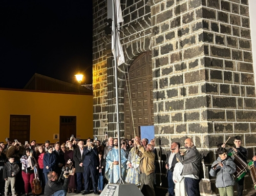 Izado de la bandera anunciadora de la LXXI Bajada de la Virgen de los Reyes en El Hierro